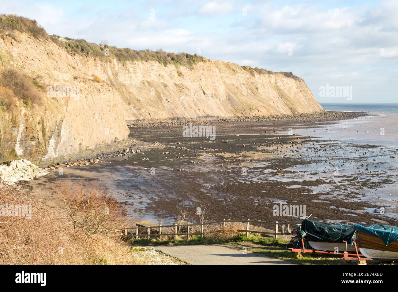 Klippen im Norden von Robin Hood's Bay, North Yorkshire, England, Großbritannien Stockfoto