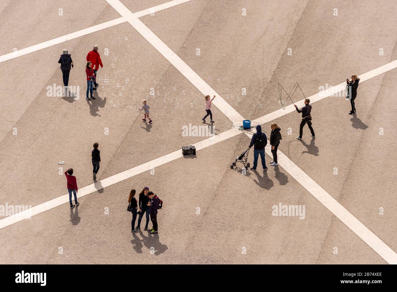 Lissabon, Portugal - 2. März 2020: Menschen auf dem Praca do Comercio wie von oben gesehen Stockfoto