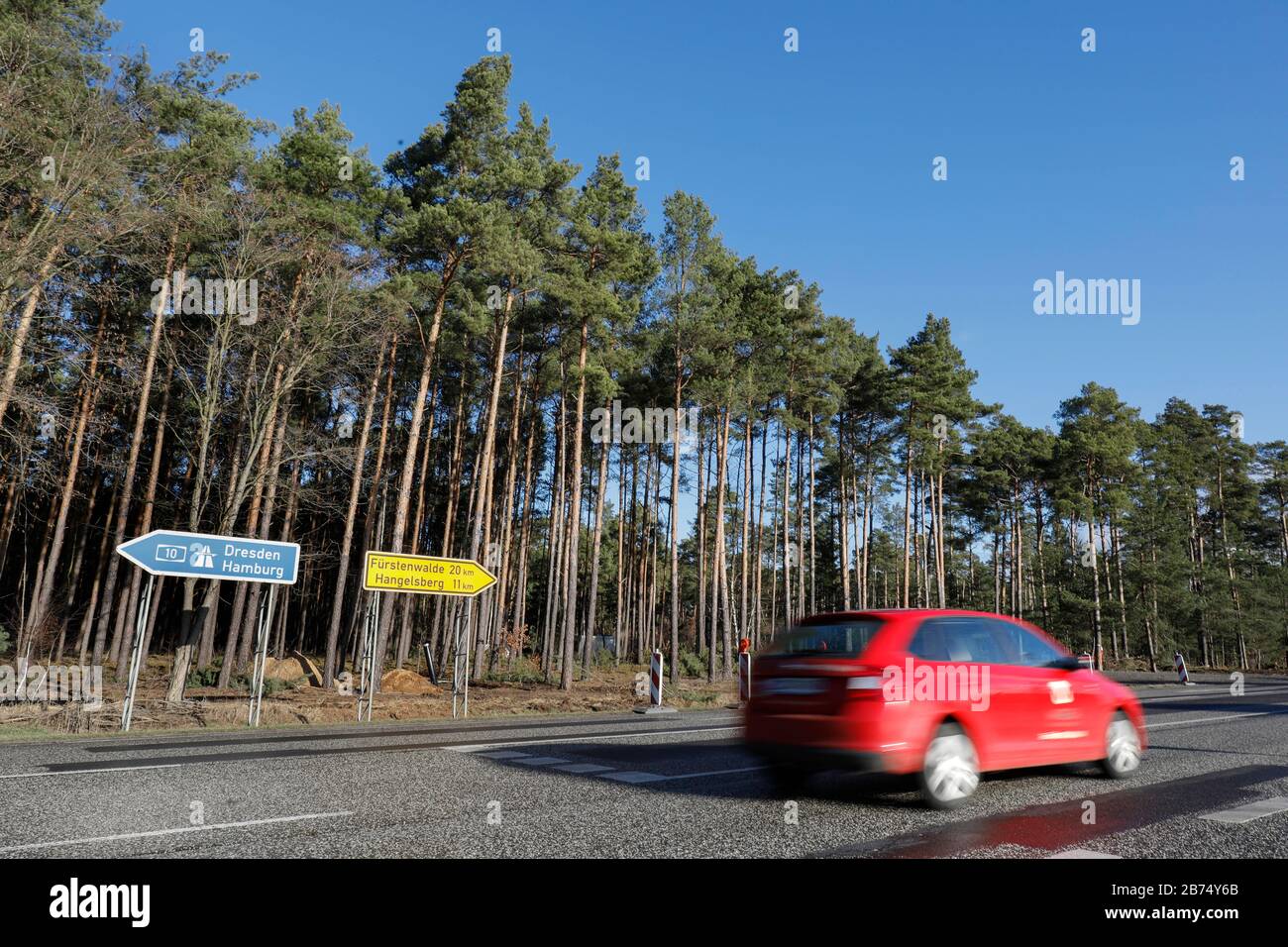 Blick auf das Areal des geplanten Tesla Gigafactory 4 in Freienbrink/Gruenheide bei Berlin. Das Gelände befindet sich in einem Gewerbegebiet an der Ausfahrt Freienbrink der AUTOBAHN A10. Tesla will 500.000 Autos pro Jahr in Gruenheide produzieren. Für den ersten Bauabschnitt sollen 90 Hektar Wald gerodet werden. Umweltschützer kritisieren die Entwaldung und den Wasserverbrauch durch die Fabrik. [Automatisierte Übersetzung] Stockfoto