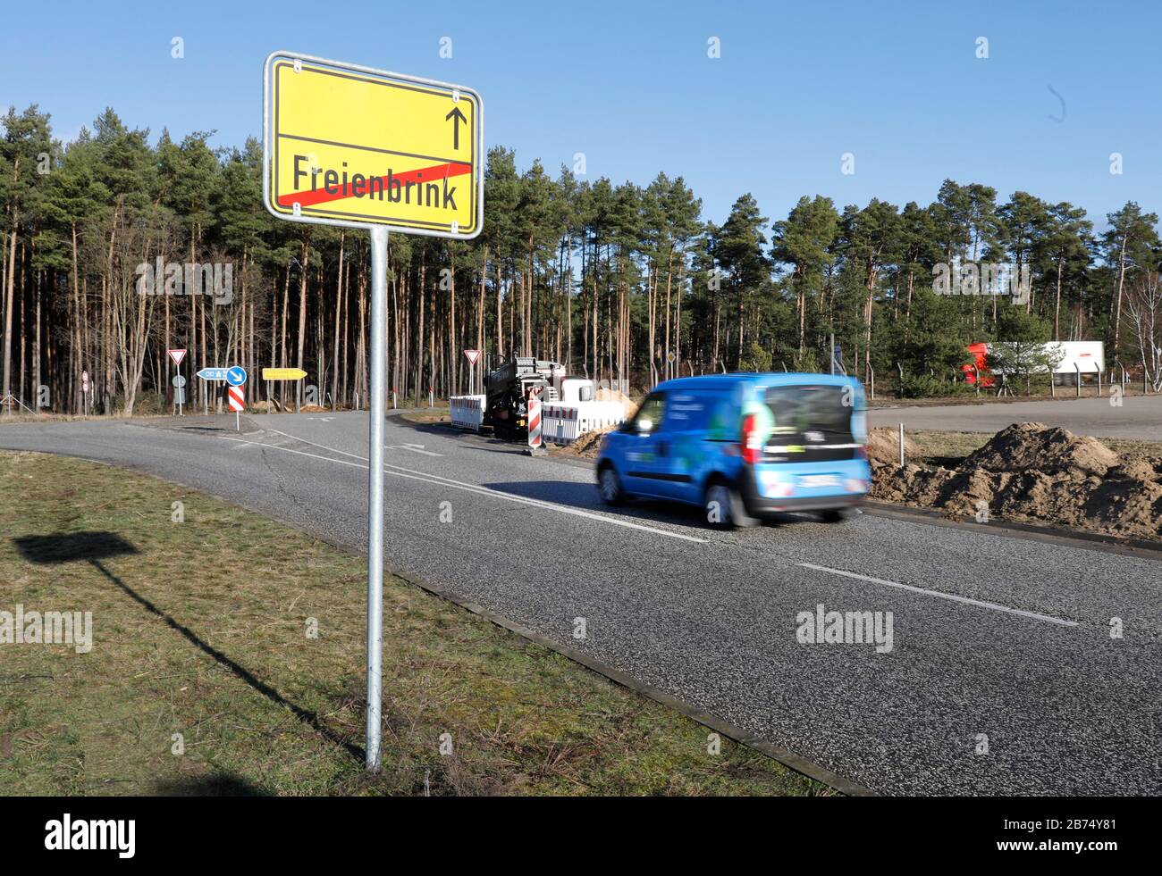 Blick auf das Areal des geplanten Tesla Gigafactory 4 in Freienbrink/Gruenheide bei Berlin. Das Gelände befindet sich in einem Gewerbegebiet an der Ausfahrt Freienbrink der AUTOBAHN A10. Tesla will 500.000 Autos pro Jahr in Gruenheide produzieren. Für den ersten Bauabschnitt sollen 90 Hektar Wald gerodet werden. Umweltschützer kritisieren die Entwaldung und den Wasserverbrauch durch die Fabrik. [Automatisierte Übersetzung] Stockfoto