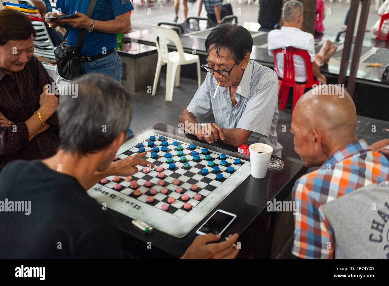 10.01.2020, Singapur, Republik Singapur, Asien - Männer spielen auf dem Crete Ayer Square in Chinatown chinesisches Schach, auch Xiangqi genannt. Oft sind kleinere Geldbeträge beteiligt. [Automatisierte Übersetzung] Stockfoto