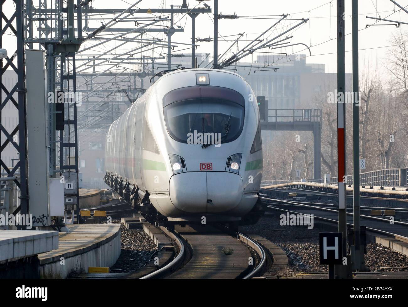 Ein ICE 3 der Deutschen Bahn am Berliner Hauptbahnhof. In den nächsten 10 Jahren werden 86 Milliarden Euro in das deutsche Schienennetz der Deutschen Bahn investiert. [Automatisierte Übersetzung] Stockfoto