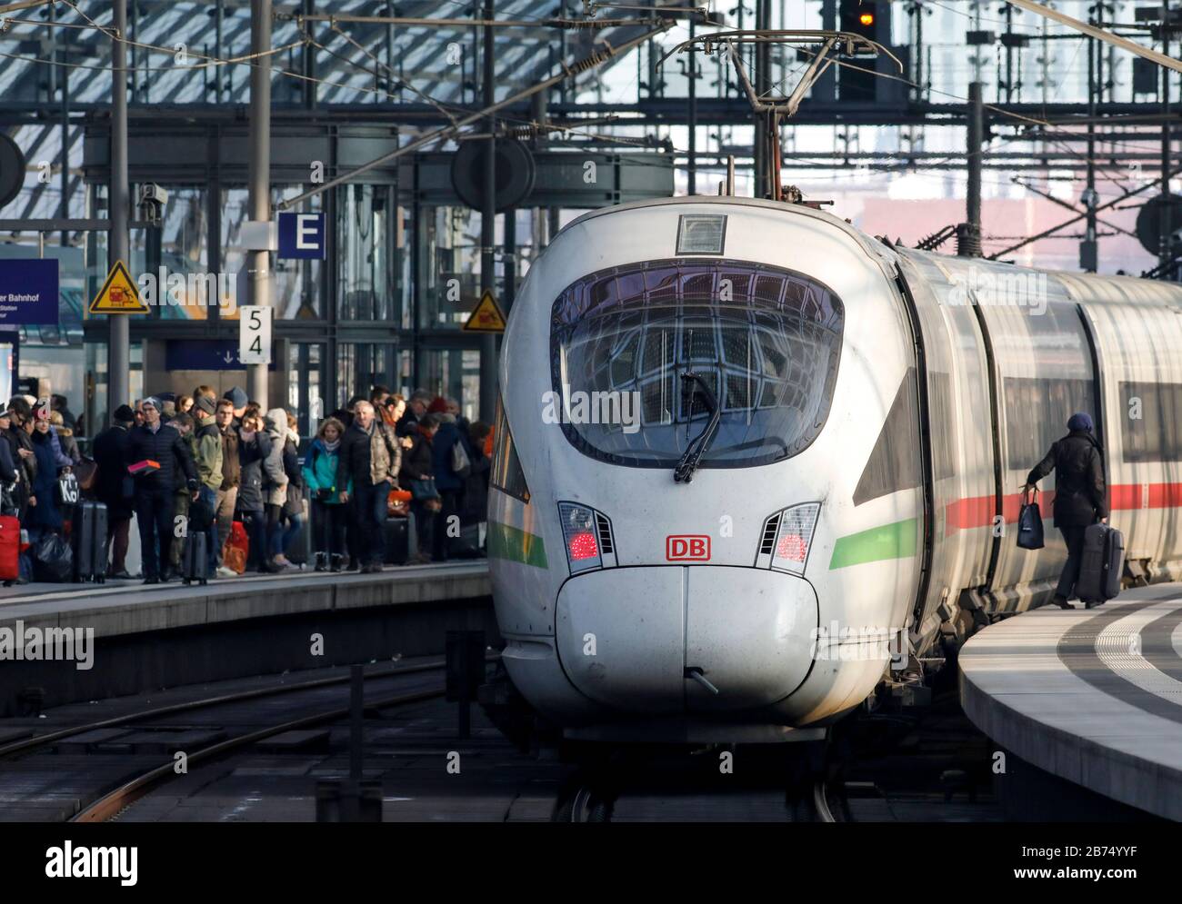 Ein ICE 3 der Deutschen Bahn am Berliner Hauptbahnhof. In den nächsten 10 Jahren werden 86 Milliarden Euro in das deutsche Schienennetz der Deutschen Bahn investiert - ein ICE 3 der Deutschen Bahn am Berliner Hauptbahnhof. In den nächsten 10 Jahren werden 86 Milliarden Euro in das deutsche Schienennetz der Deutschen Bahn investiert. [Automatisierte Übersetzung] Stockfoto