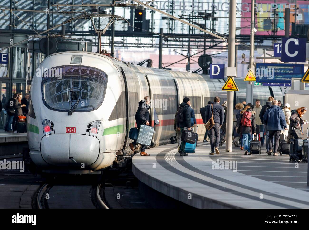 Ein ICE 3 der Deutschen Bahn am Berliner Hauptbahnhof. In den nächsten 10 Jahren werden 86 Milliarden Euro in das deutsche Schienennetz der Deutschen Bahn investiert - ein ICE 3 der Deutschen Bahn am Berliner Hauptbahnhof. In den nächsten 10 Jahren werden 86 Milliarden Euro in das deutsche Schienennetz der Deutschen Bahn investiert. [Automatisierte Übersetzung] Stockfoto