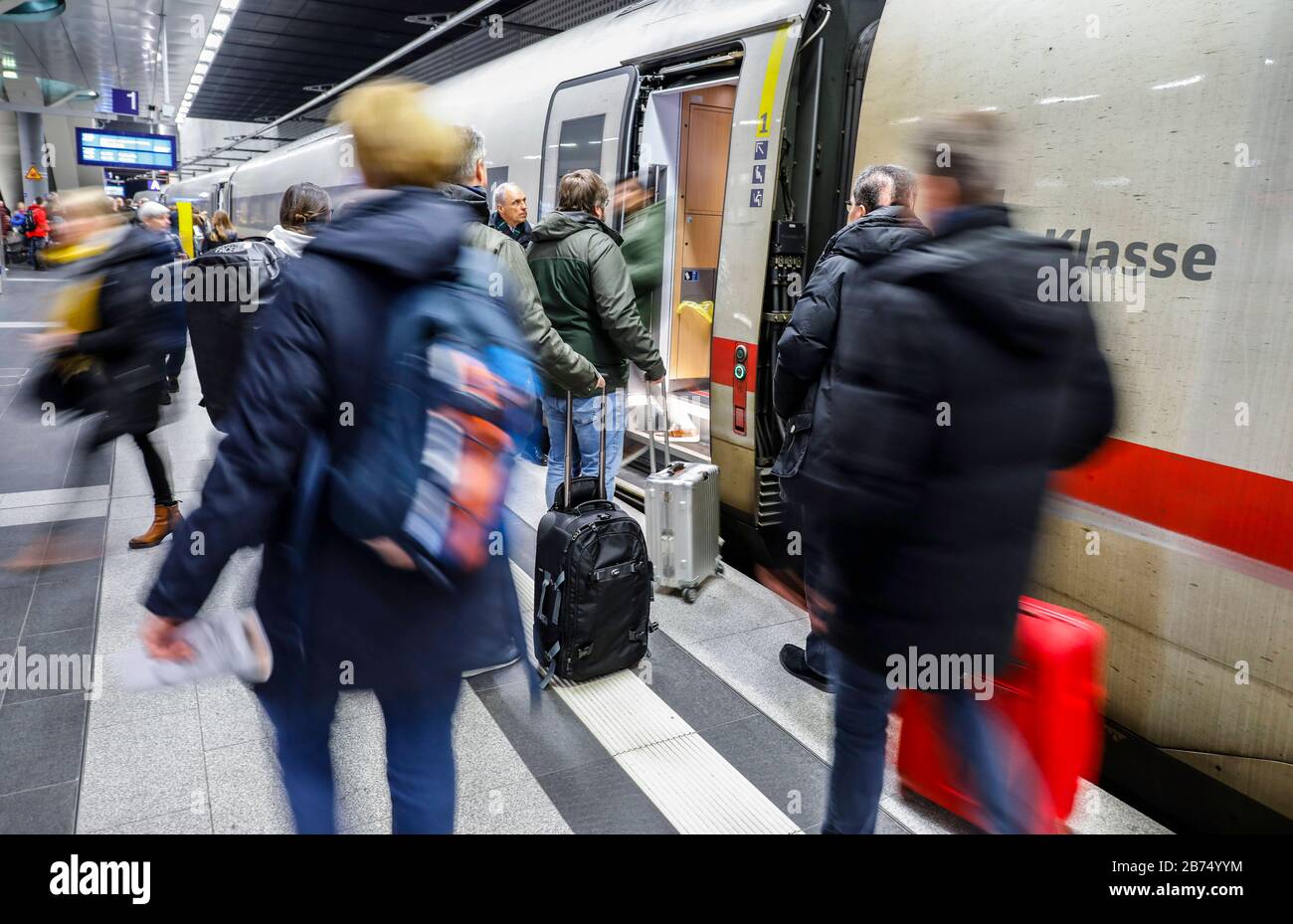 Fahrgäste der Deutschen Bahn am Berliner Hauptbahnhof. In den nächsten 10 Jahren werden 86 Milliarden Euro in das deutsche Schienennetz der Deutschen Bahn investiert. [Automatisierte Übersetzung] Stockfoto