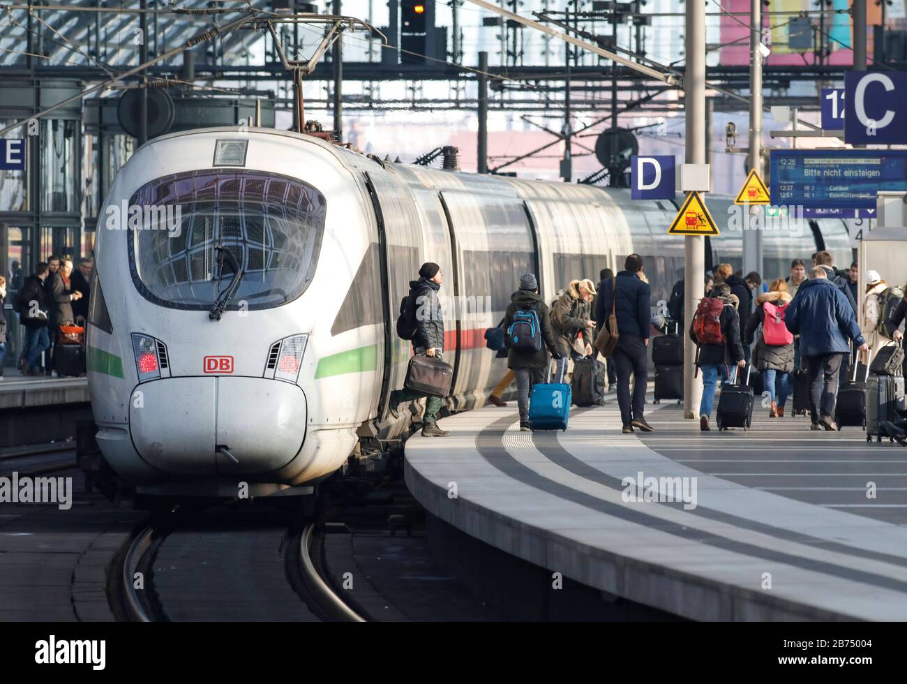 Ein ICE 3 der Deutschen Bahn am Berliner Hauptbahnhof. In den nächsten 10 Jahren werden 86 Milliarden Euro in das deutsche Schienennetz der Deutschen Bahn investiert - ein ICE 3 der Deutschen Bahn am Berliner Hauptbahnhof. In den nächsten 10 Jahren werden 86 Milliarden Euro in das deutsche Schienennetz der Deutschen Bahn investiert. [Automatisierte Übersetzung] Stockfoto