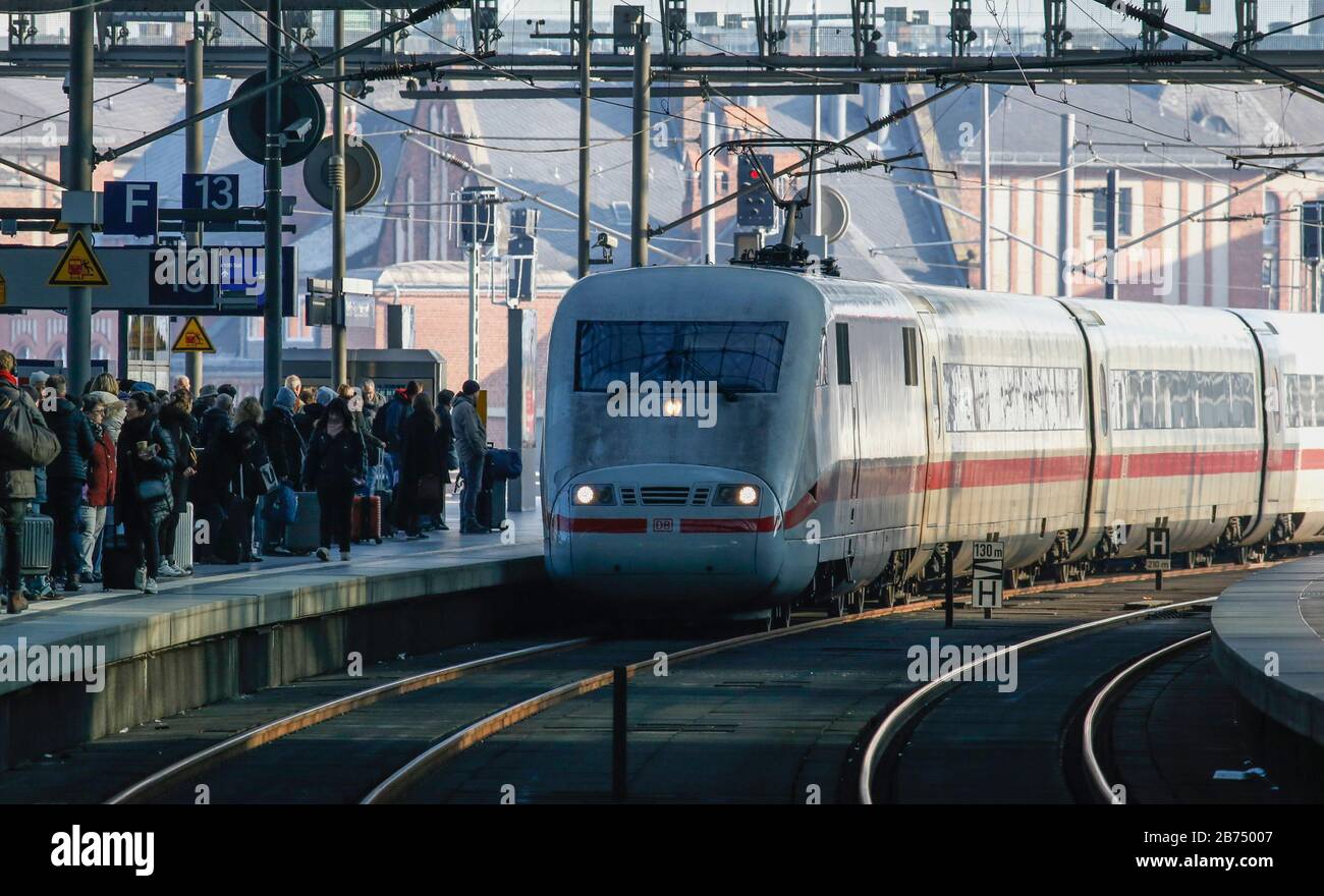 Ein EIS Der Deutschen Bahn Am Berliner Hauptbahnhof. In Den Nächsten 10 ...