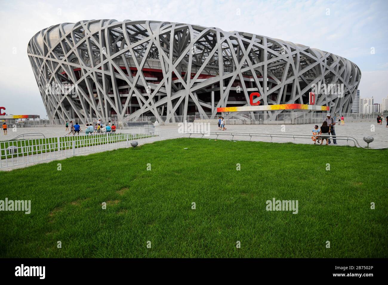 05.08.2012, Peking, China, Asien - Besucher vor dem Nationalstadion, das auch Vogelnest genannt wird. Der Entwurf stammt vom Schweizer Architekturbüro Herzog und de Meuron. [Automatisierte Übersetzung] Stockfoto