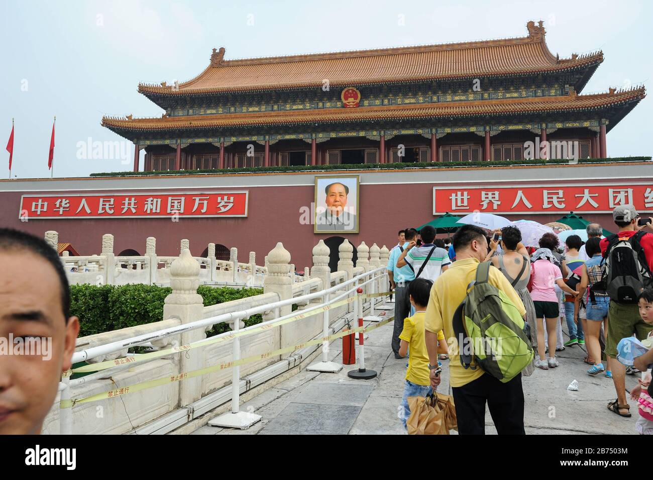 06.08.2012, Peking, China - Touristen vor der Verbotenen Stadt am Tiananmen-Platz mit einem Porträt des Vorsitzenden Mao über dem Eingang. [Automatisierte Übersetzung] Stockfoto