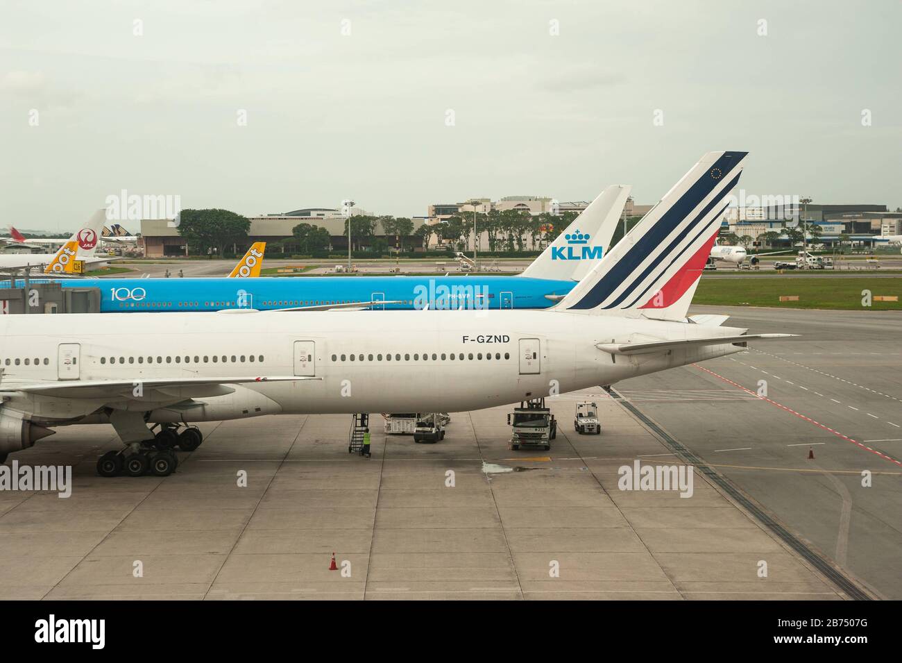 06.12.2019, Singapur, Republik Singapur, Asien - zwei Passagierflugzeuge der Air France und KLM des Typs Boeing 777-300 er sind am Flughafen Changi geparkt. Beide Fluggesellschaften sind Mitglieder der SkyTeam Airline Alliance. [Automatisierte Übersetzung] Stockfoto