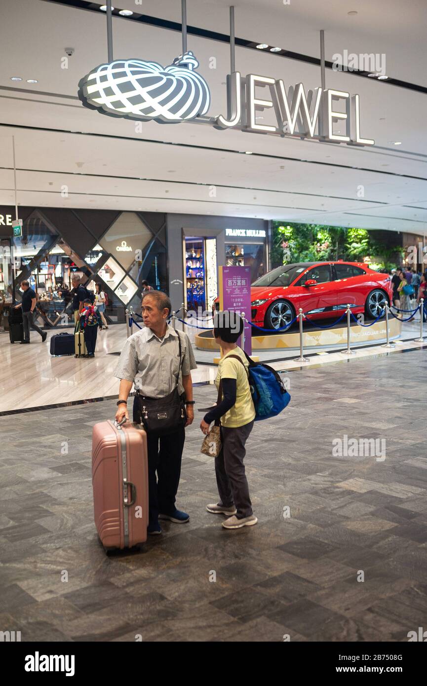 06.12.2019, Singapur, Republik Singapur, Asien - zwei Passagiere stehen mit ihrem Gepäck im neuen Jewel Terminal am Flughafen Changi. [Automatisierte Übersetzung] Stockfoto