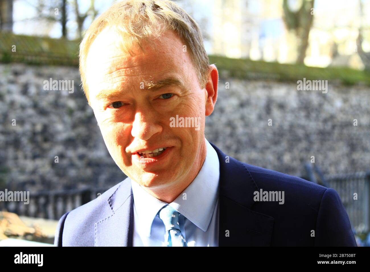 TIM FARRON IST DER EHEMALIGE PARTEIVORSITZENDE DER LIBERALEN DEMOKRATEN AM COLLEGE GREEN IN WESTMINSTER, LONDON, GROSSBRITANNIEN. BRITISCHE POLITIKER. POLITISCHE PARTEIFÜHRER. BRITISCHE POLITIK. POLITIK. LIB DEM MPS. POLITIKER. Stockfoto