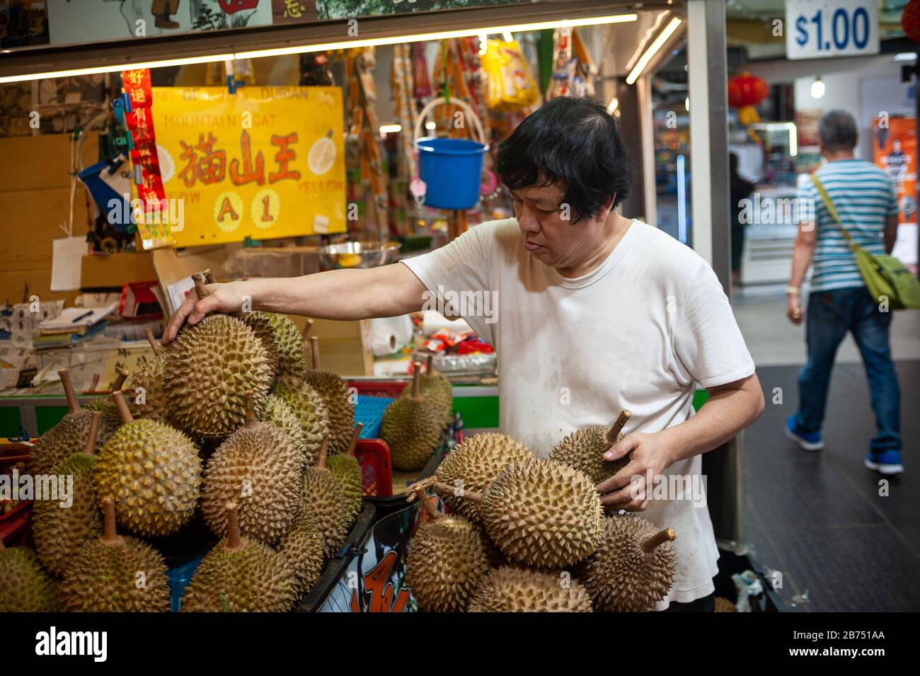 10.02.2019, Singapur, Republik Singapur, Asien - EIN Mann wiegt und stapelt frischen Durian auf einem Verkaufsstand auf dem Chinatown-Markt. [Automatisierte Übersetzung] Stockfoto