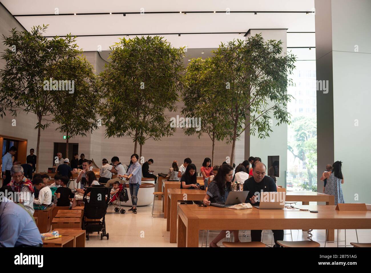 12.09.2019, Singapur, Republik Singapur, Asien - Kunden im ersten Apple Store in Singapur in der Knightsbridge Mall in der Orchard Road, der Haupteinkaufsstraße des Stadtstaats. [Automatisierte Übersetzung] Stockfoto