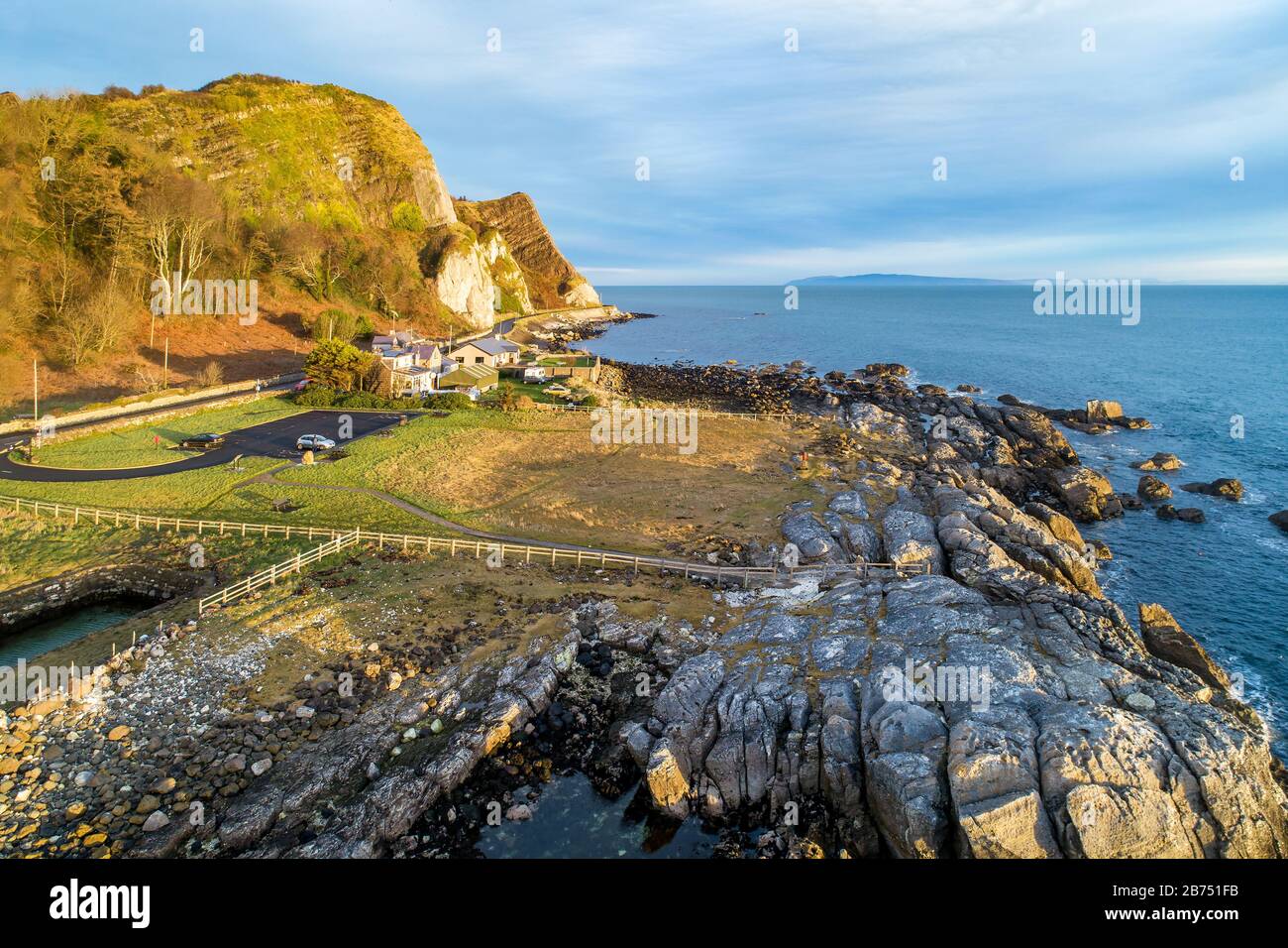 Garron Point, Nordirland, Großbritannien. Eine geologische Formation und ein Parkplatz an der Antrim Coast Road, auch bekannt als Causeway Coastal Route. Stockfoto