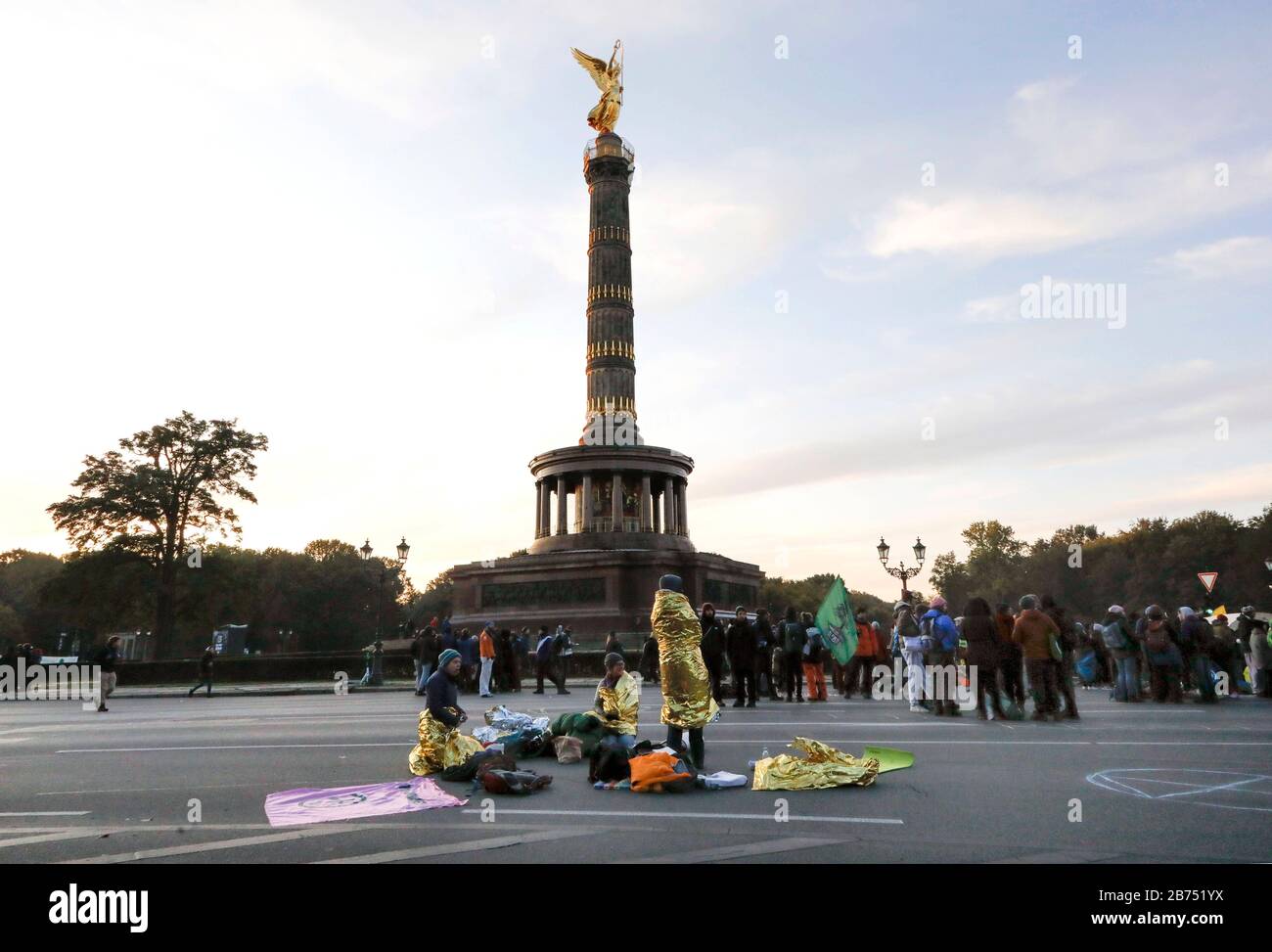 Die Aktivistengruppe "Extinction Rebellion" hat an der Berliner Siegessäule einen Protest für den Klimaschutz gestartet. Hunderte von Umweltaktivisten besetzten einen wichtigen Verkehrsknotenpunkt, den großen Stern, an der Berliner Siegessaeule. Die Aktivisten demonstrieren mit den Blockaden gegen die Klimakatastrophe und das Artensterben. [Automatisierte Übersetzung] Stockfoto