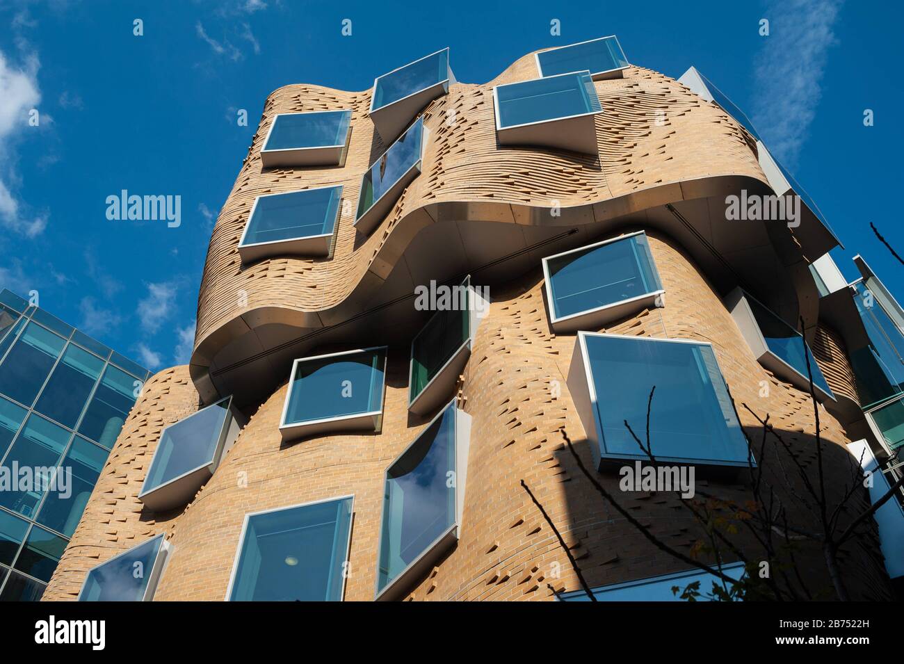 26.09.2019, Sydney, New South Wales, Australien - Dr Chau Chak Wing Building, in dem sich die Business School der Technischen Universität UTS befindet, die von Frank Gehry AUF REDAKTIONELLE VERWENDUNG beschränkt wurde - OBLIGATORISCHE ERWÄHNUNG DES KÜNSTLERS BEI VERÖFFENTLICHUNG. NUR FÜR REDAKTIONELLE ZWECKE - ERWÄHNUNG DES INTERPRETEN OBLIGATORISCH [AUTOMATISIERTE ÜBERSETZUNG] Stockfoto
