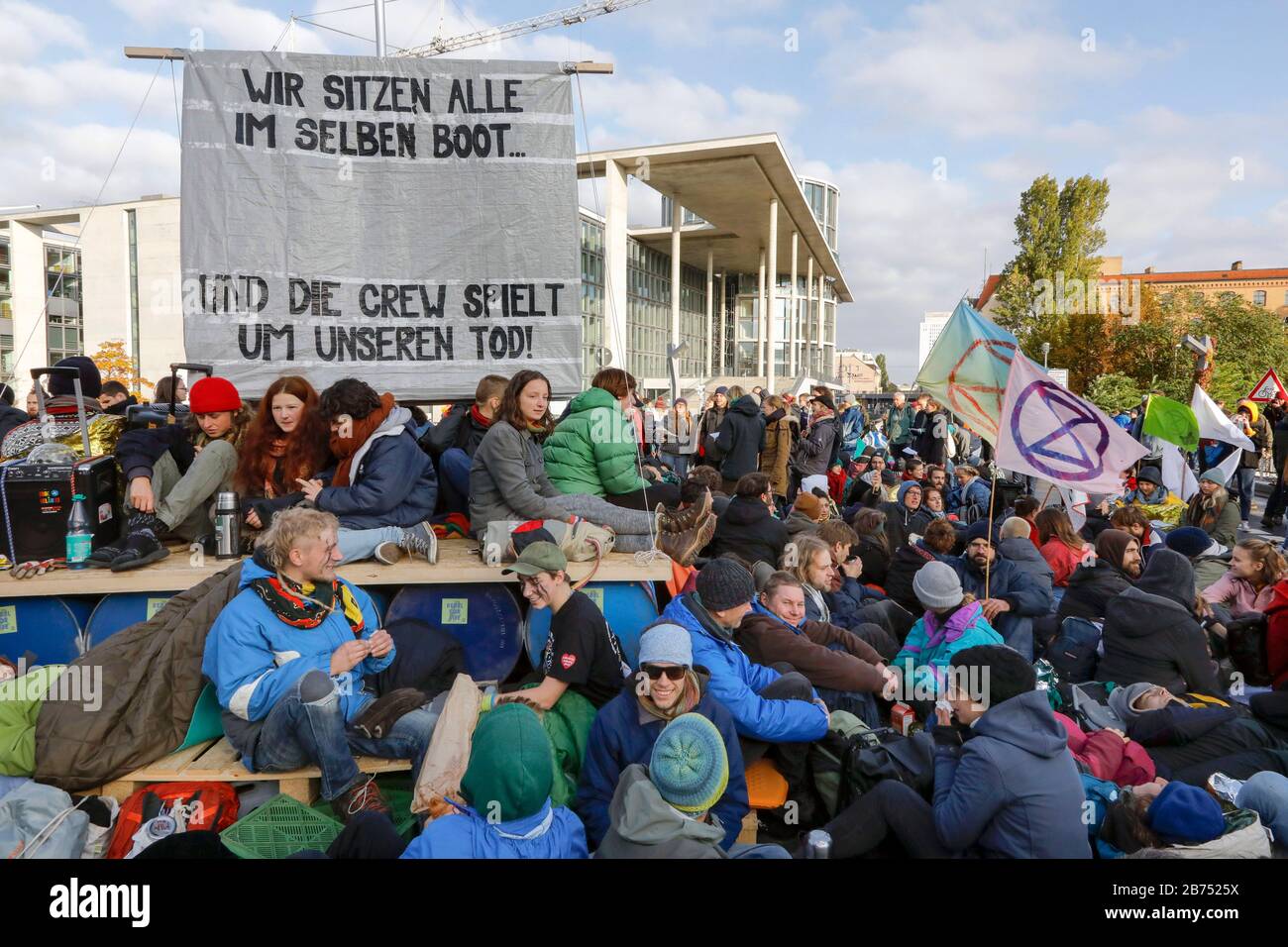 Blockade der Marshallbrücke am Reichstag durch die Aktivistengruppe "Extinction Rebellion" am 09.11.2019. Hunderte von Umweltaktivisten besetzten wichtige Verkehrsknotenpunkte in Berlin. Die Aktivisten demonstrieren mit den Blockaden gegen die Klimakatastrophe und das Artensterben. [Automatisierte Übersetzung] Stockfoto