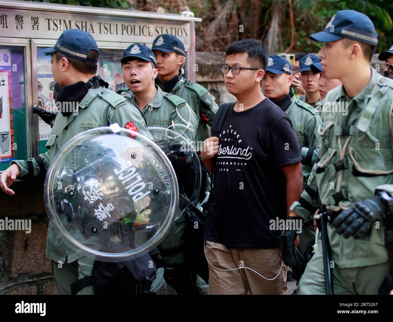 Pollce verhaftet einen Mann aus unbekanntem Grund. Die Polizei 'stoppt und sucht' in der Regel junge Menschen, die schwarz gekleidet oder mit Maske bekleidet sind. Stockfoto