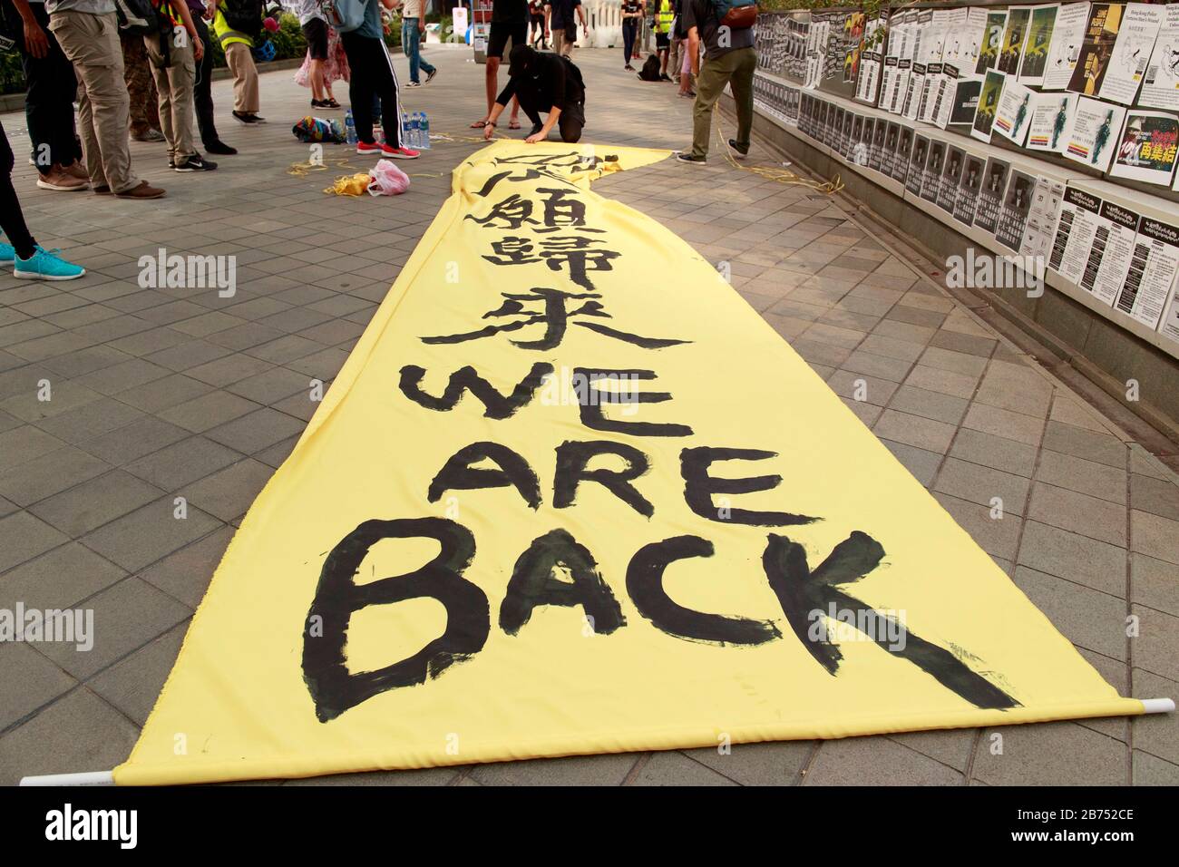 Demonstranten bauen Lennon-Mauer in Hongkong neu auf. Stockfoto