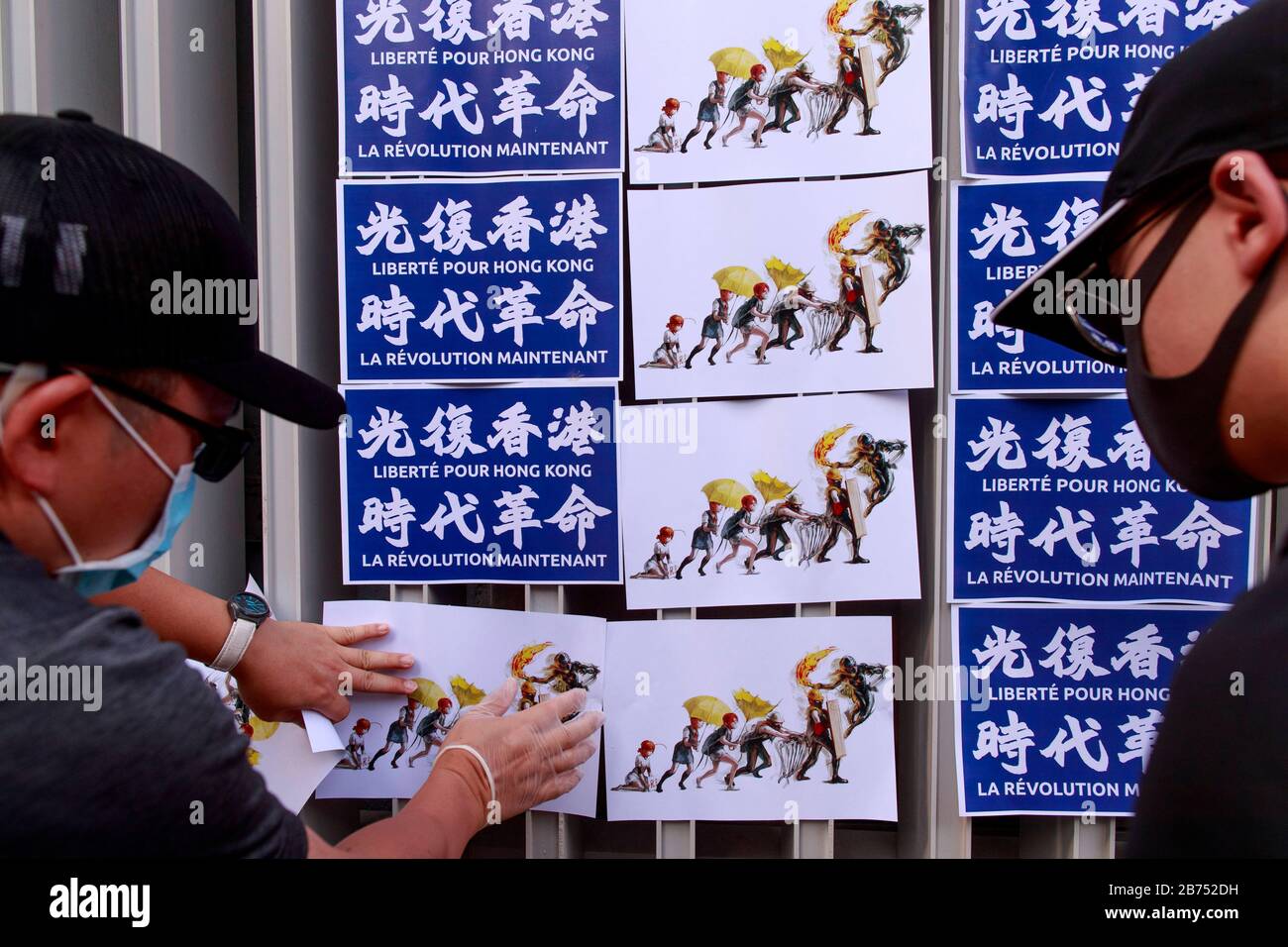 Demonstranten bauen Lennon-Mauer in Hongkong neu auf. Stockfoto