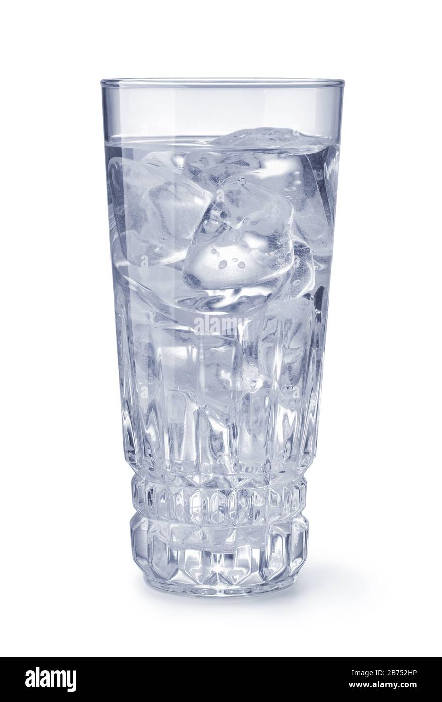 Kristallglas aus Wasser mit Eis isoliert auf einem weißen Stockfoto