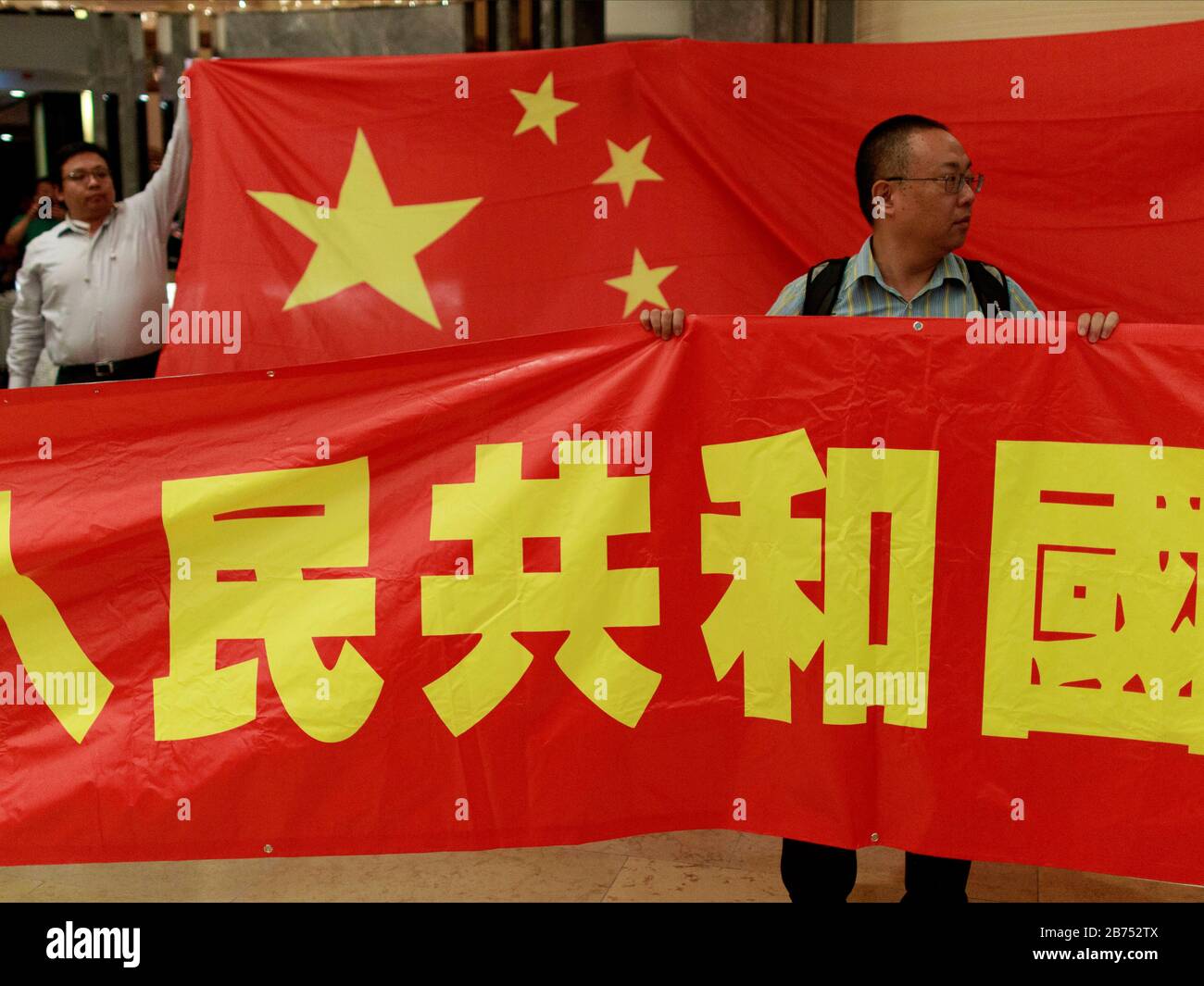 Pro-China-Demonstranten vom chinesischen Festland konfrontieren Anti-Govenment-Demonstranten am Pacific Place in Hongkong. Stockfoto