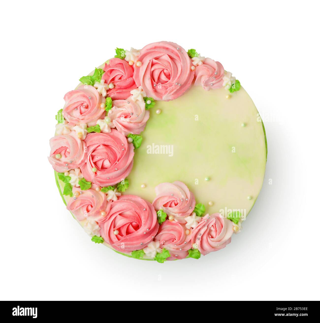 Draufsicht auf cremefarbenen Kuchen, der mit rosa Rosen verziert ist, die auf Weiß isoliert sind Stockfoto
