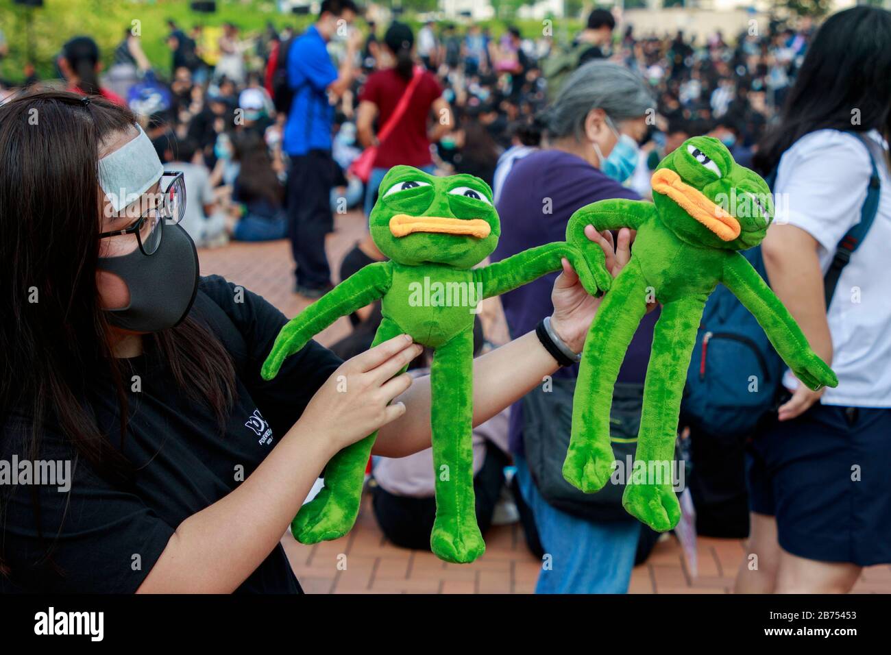 Ein Teenager zeigt "pepe", ein weiches Spielzeug, das sie sagte, kann "Support" an einer Anti-Regierungs-Kundgebung außerhalb des Rathauses teilnehmen. Hunderte von High-School-Schülern, die schwarze und unter der heißen Sonne stehende Regenschirme trugen, skandierten "Hongkong Befreien" und "Revolution unserer Zeiten" und forderten Carrie Lam auf, abzutreten. Stockfoto