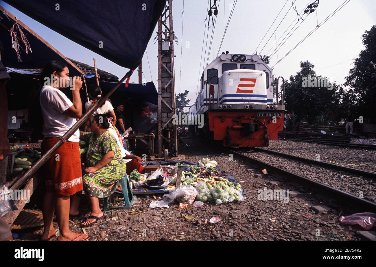 10.08.2009, Jakarta, Java, Indonesien, Asien - Frauen auf einem kleinen Straßenmarkt neben den Bahngleisen in einem Slumgebiet der indonesischen Hauptstadt. [Automatisierte Übersetzung] Stockfoto