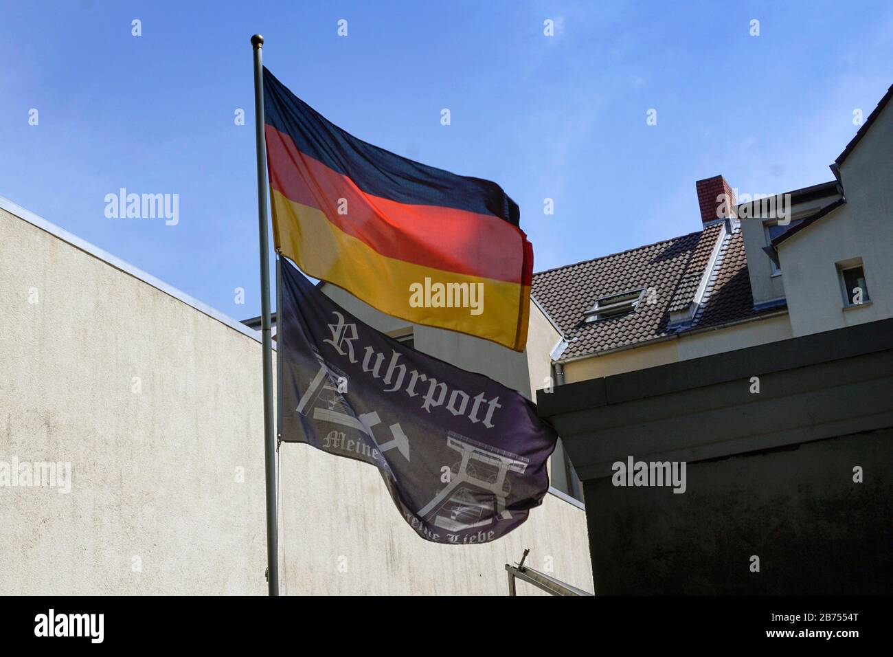 Am Fahnenmast eines Hauses in Herne hängen eine deutsche Fahne und eine Fahne mit dem Aufdruck "Ruhrpott". [Automatisierte Übersetzung] Stockfoto