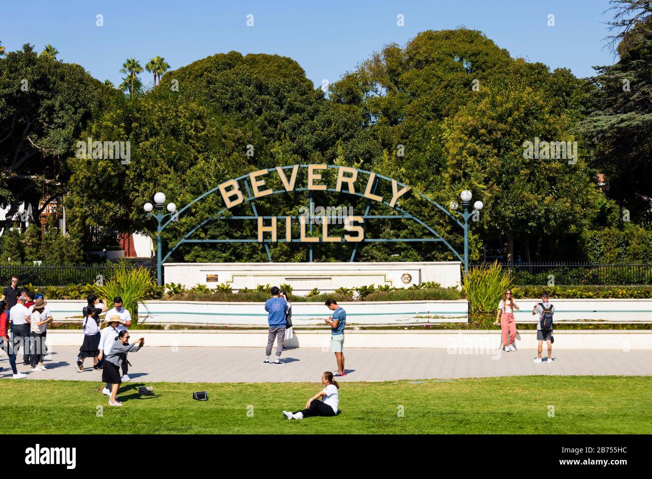 Menschen im Beverly Hills Schild und Garten, Los Angeles, Kalifornien, USA Stockfoto