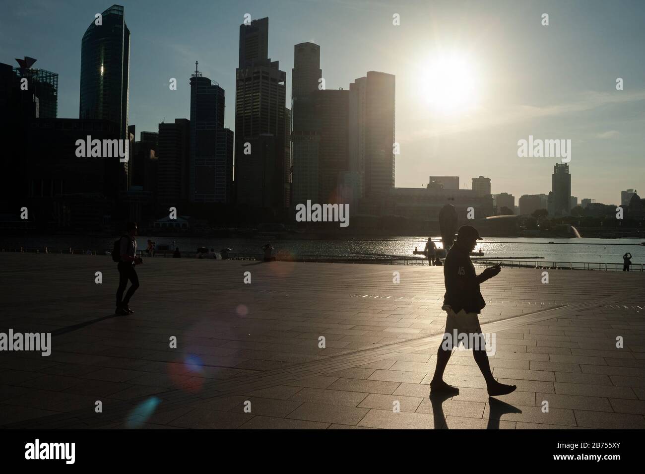 19.07.2019, Singapur, Republik Singapur, Asien - Menschen an der Promenade in der Marina Bay mit der Skyline des Geschäftsviertels im Hintergrund. [Automatisierte Übersetzung] Stockfoto