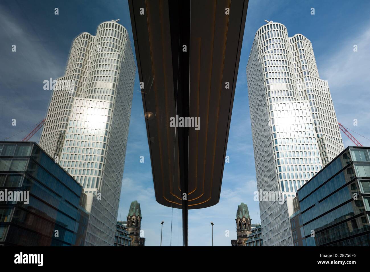 09.06.2019, Berlin, Deutschland, Europa - Turm des Gebäudekomplexes Upper West am Kurfürstendamm in Berlin-Charlottenburg. Das Gebäude wurde von den Architekten Christoph Langhof und KSP Jürgen Engel entworfen. [Automatisierte Übersetzung] Stockfoto