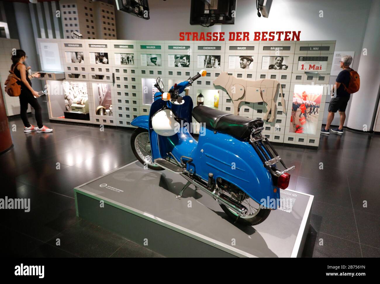 Ein Simson Moped im DDR-Museum, am 11.06.2019. Das DDR-Museum zeigt in seiner Dauerausstellung das Leben und die Alltagskultur der DDR. Am 9. November 2019 wird der Fall der Berliner Mauer zum 30. Jahrestag ihres Falls. [Automatisierte Übersetzung] Stockfoto