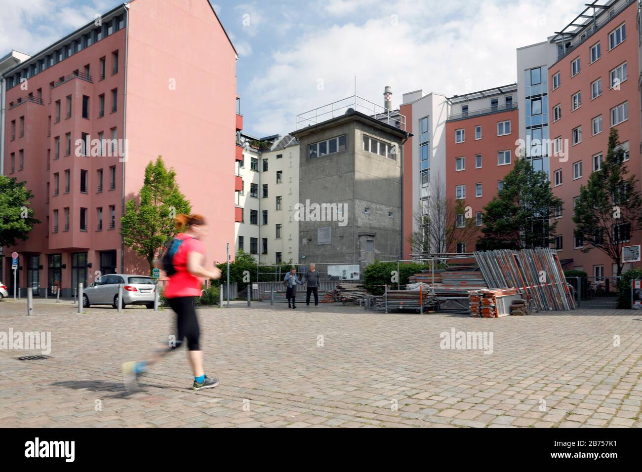 Grenzwachtturm in Berlin. Die Gedenkstätte am Kieler Eck befindet sich in einem ehemaligen Befehlsposten der DDR-Grenztruppen am Berlin-Speditionskanal. Nach dem Fall der Mauer wurde sie zum Erinnerungsort für das erste Opfer der Berliner Mauer: Guenter Litfin. In diesem Jahr, am 9. November 2019, wird der Fall der Berliner Mauer zum 30. Jahrestag ihres Falls. [Automatisierte Übersetzung] Stockfoto