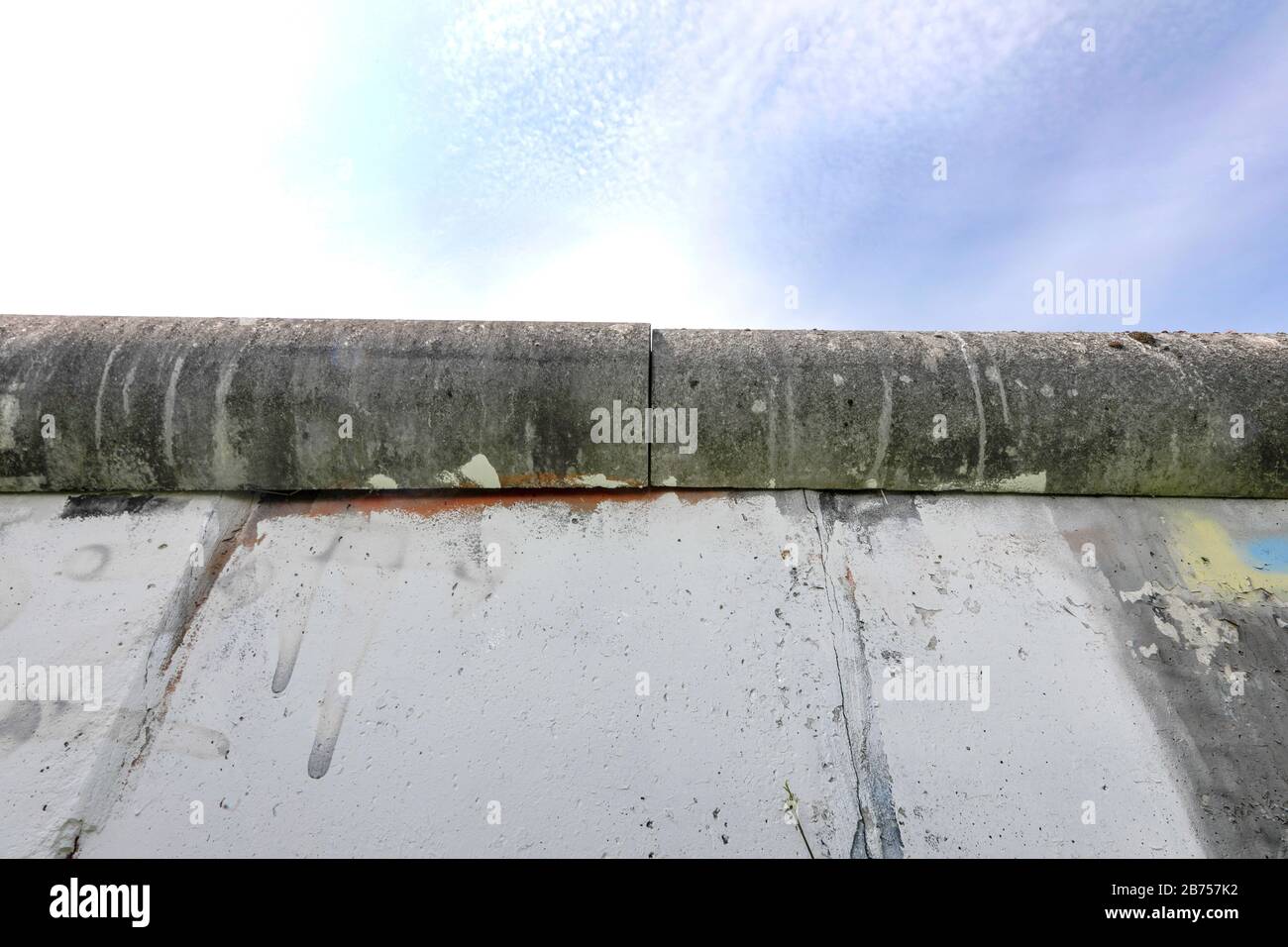 Reste der Berliner Mauer auf den Friedhöfen der St. Hedwig und der französischen Kathedrale in Berlin-Mitte. In diesem Jahr, am 9. November 2019, wird der Fall der Berliner Mauer zum 30. Jahrestag ihres Falls. [Automatisierte Übersetzung] Stockfoto