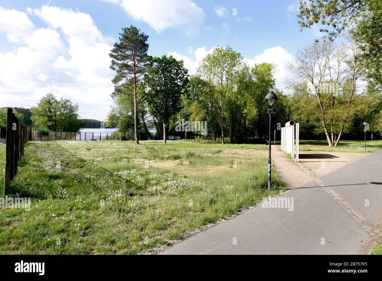 Wanddenkmal am Glienicker See im Berliner Stadtteil Kladow. In diesem Jahr, am 9. November 2019, wird der Fall der Berliner Mauer zum 30. Jahrestag ihres Falls. [Automatisierte Übersetzung] Stockfoto