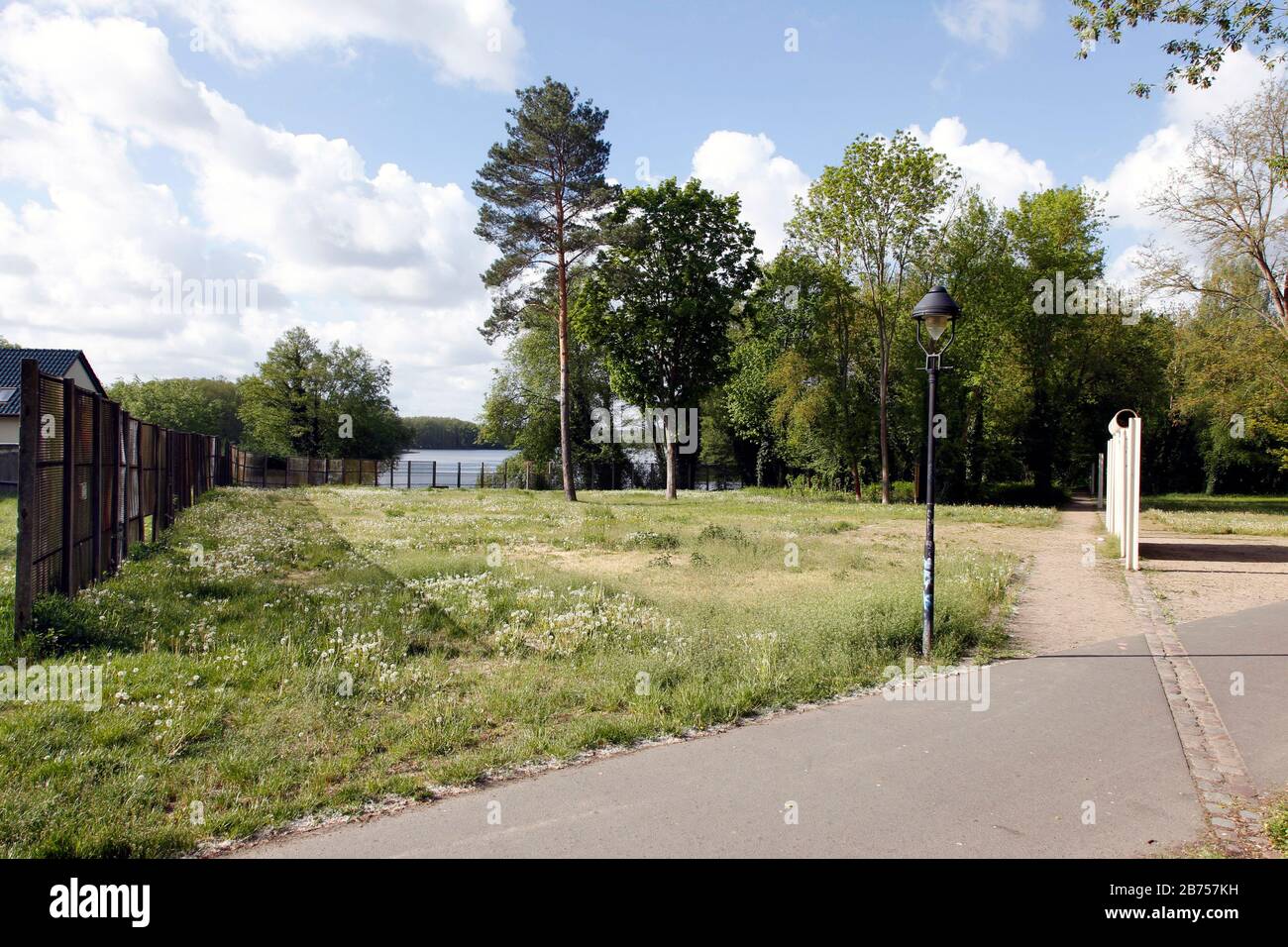 Wanddenkmal am Glienicker See im Berliner Stadtteil Kladow. In diesem Jahr, am 9. November 2019, wird der Fall der Berliner Mauer zum 30. Jahrestag ihres Falls. [Automatisierte Übersetzung] Stockfoto