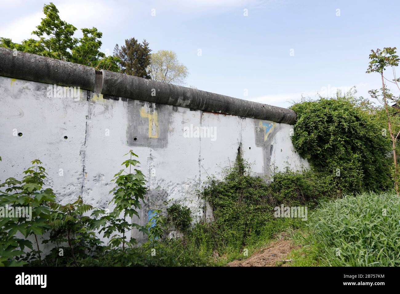 Reste der Berliner Mauer auf den Friedhöfen der St. Hedwig und der französischen Kathedrale in Berlin-Mitte. In diesem Jahr, am 9. November 2019, wird der Fall der Berliner Mauer zum 30. Jahrestag ihres Falls. [Automatisierte Übersetzung] Stockfoto