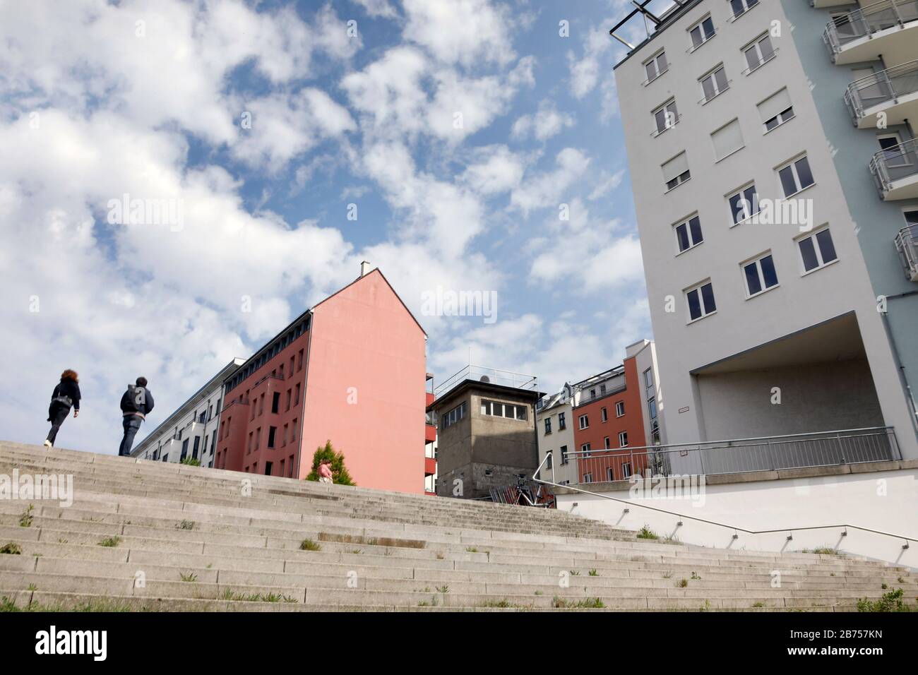 Grenzwachtturm in Berlin. Die Gedenkstätte am Kieler Eck befindet sich in einem ehemaligen Befehlsposten der DDR-Grenztruppen am Berlin-Speditionskanal. Nach dem Fall der Mauer wurde sie zum Erinnerungsort für das erste Opfer der Berliner Mauer: Guenter Litfin. In diesem Jahr, am 9. November 2019, wird der Fall der Berliner Mauer zum 30. Jahrestag ihres Falls. [Automatisierte Übersetzung] Stockfoto
