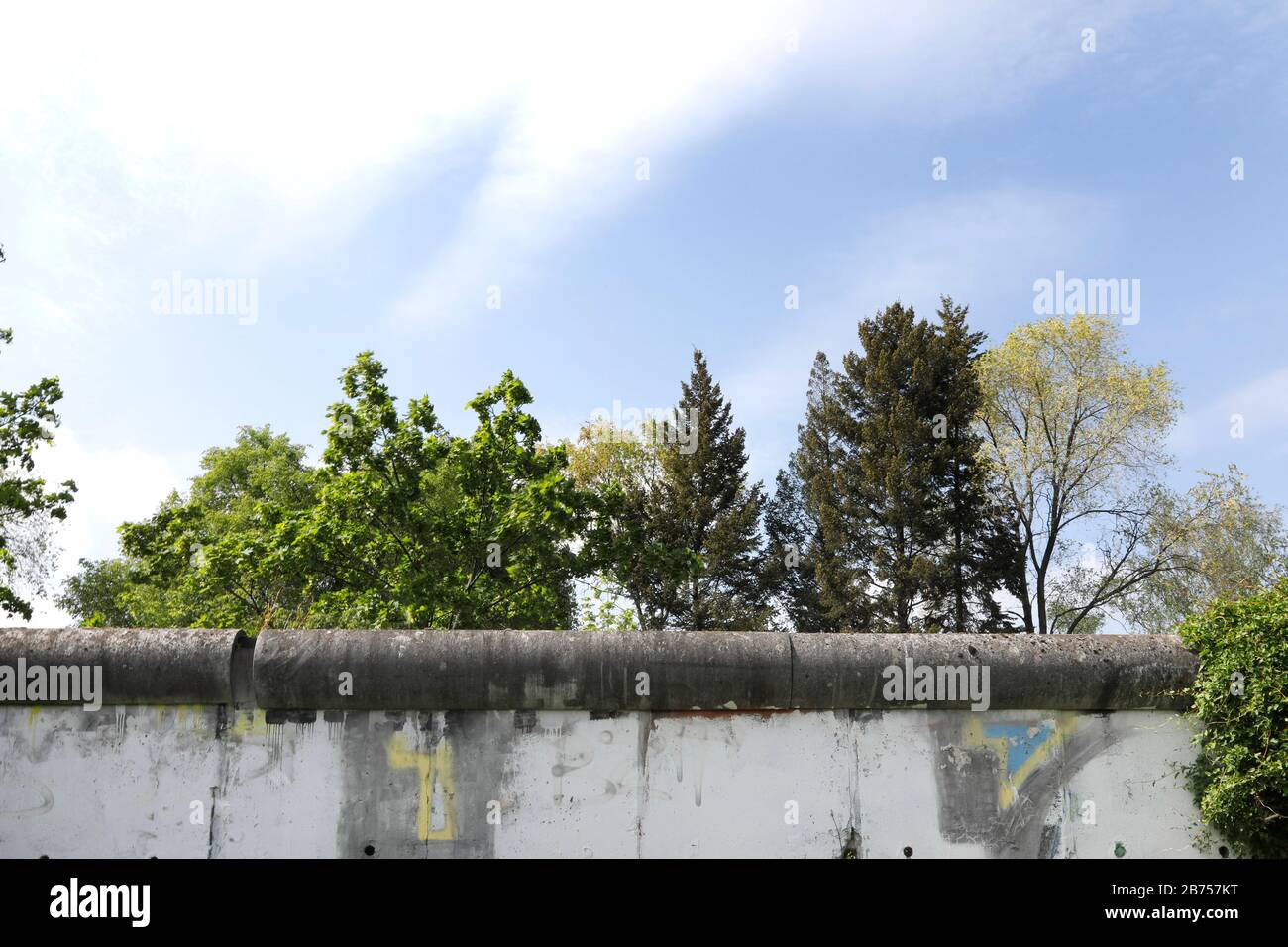 Reste der Berliner Mauer auf den Friedhöfen der St. Hedwig und der französischen Kathedrale in Berlin-Mitte. In diesem Jahr, am 9. November 2019, wird der Fall der Berliner Mauer zum 30. Jahrestag ihres Falls. [Automatisierte Übersetzung] Stockfoto