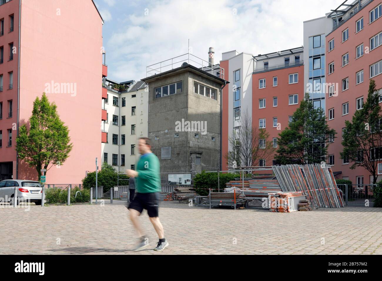 Grenzwachtturm in Berlin. Die Gedenkstätte am Kieler Eck befindet sich in einem ehemaligen Befehlsposten der DDR-Grenztruppen am Berlin-Speditionskanal. Nach dem Fall der Mauer wurde sie zum Erinnerungsort für das erste Opfer der Berliner Mauer: Guenter Litfin. In diesem Jahr, am 9. November 2019, wird der Fall der Berliner Mauer zum 30. Jahrestag ihres Falls. [Automatisierte Übersetzung] Stockfoto