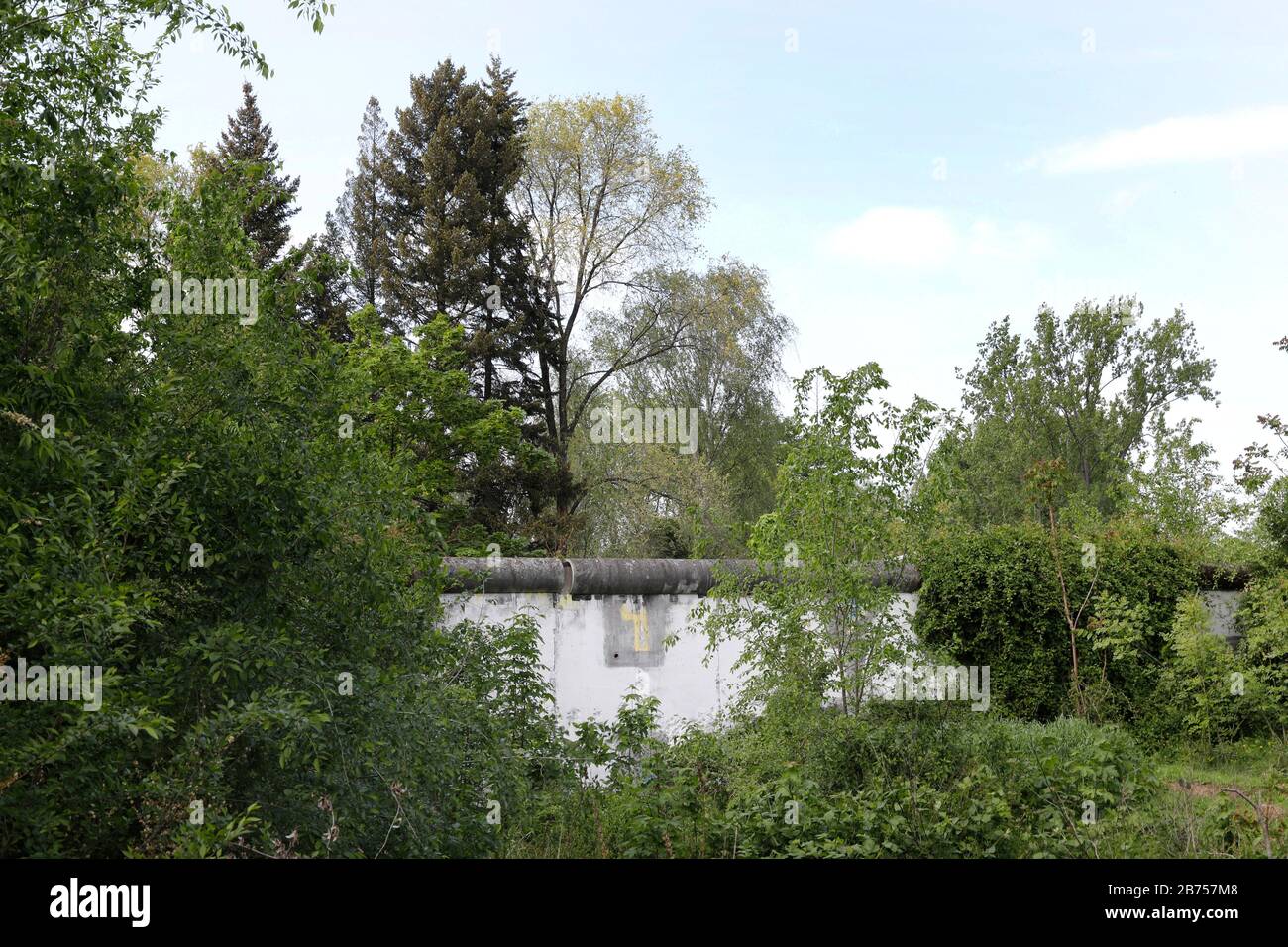 Reste der Berliner Mauer auf den Friedhöfen der St. Hedwig und der französischen Kathedrale in Berlin-Mitte. In diesem Jahr, am 9. November 2019, wird der Fall der Berliner Mauer zum 30. Jahrestag ihres Falls. [Automatisierte Übersetzung] Stockfoto