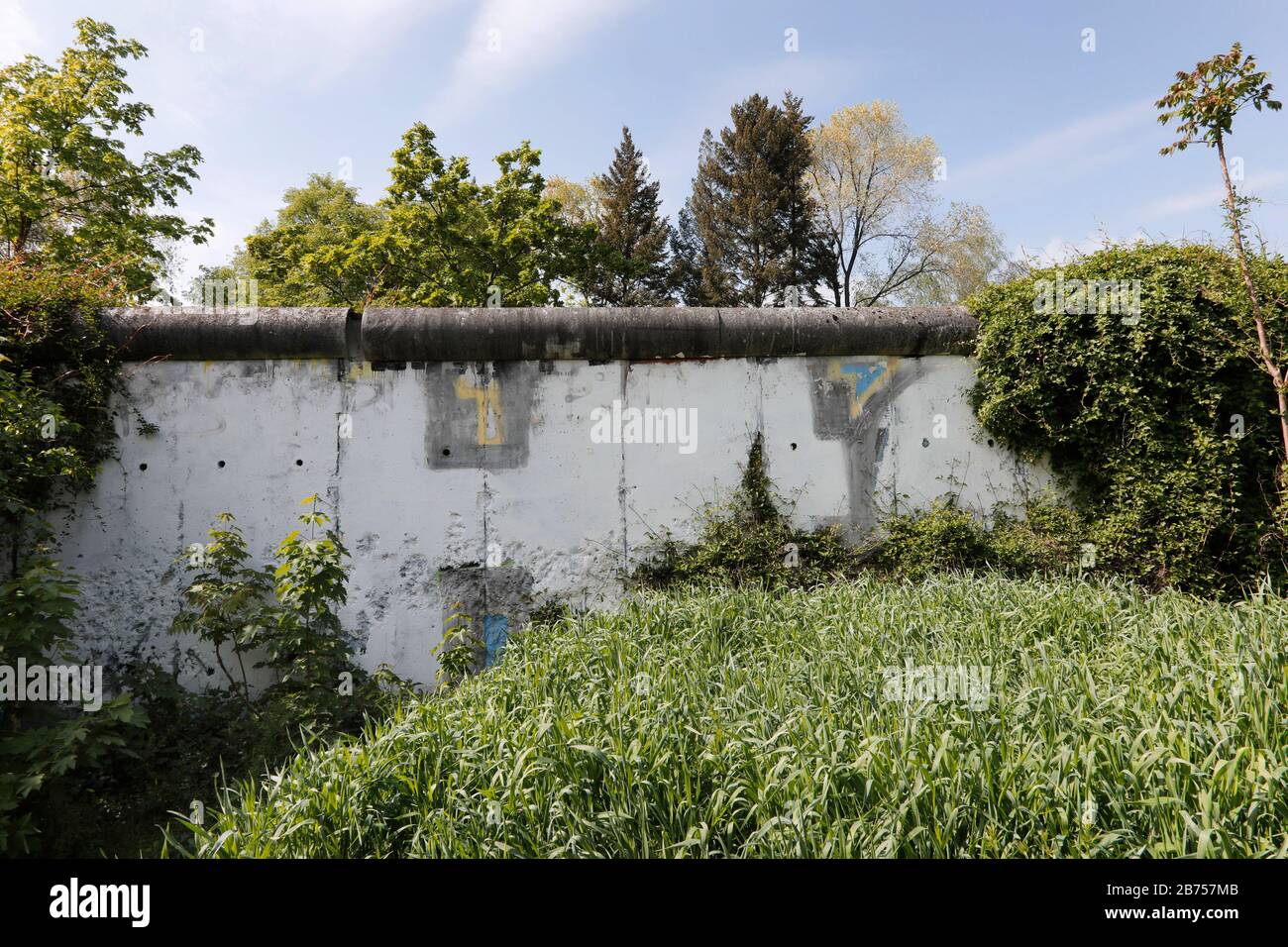 Reste der Berliner Mauer auf den Friedhöfen der St. Hedwig und der französischen Kathedrale in Berlin-Mitte. In diesem Jahr, am 9. November 2019, wird der Fall der Berliner Mauer zum 30. Jahrestag ihres Falls. [Automatisierte Übersetzung] Stockfoto
