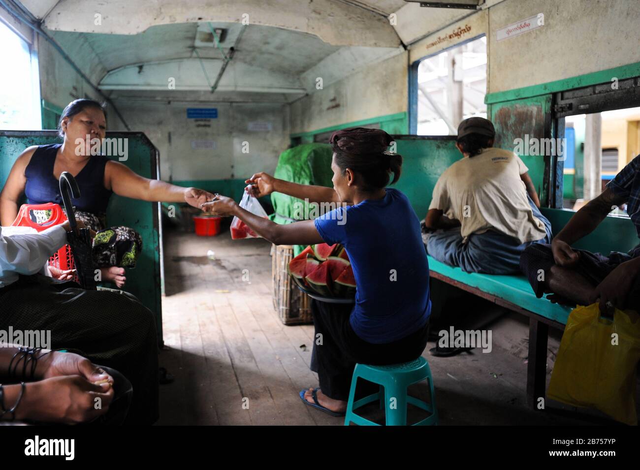 02.09.2013, Yangon, Republik der Union Myanmar, Asien - EINE Frau verkauft frische Wassermelonenscheiben in einem Zugfach der Ringbahn. Das lokale Vorortbahnnetz bedient den Großraum Yangon und wird von der Myanmar Railways betrieben. [Automatisierte Übersetzung] Stockfoto