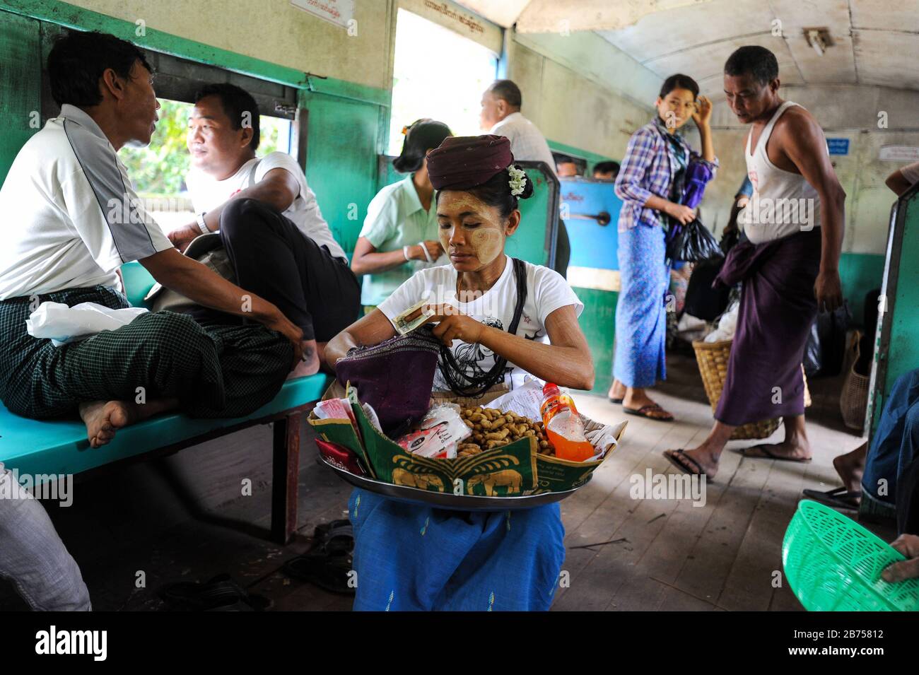 02.09.2013, Yangon, Republik der Union von Myanmar, Asien - EINE Frau verkauft Erdnüsse in einem Zugfach des Ringways. Ihr Gesicht ist mit der typischen Thanaka-Paste verschmiert. Das lokale Vorortbahnnetz bedient den Großraum Yangon und wird von der Myanmar Railways betrieben. [Automatisierte Übersetzung] Stockfoto