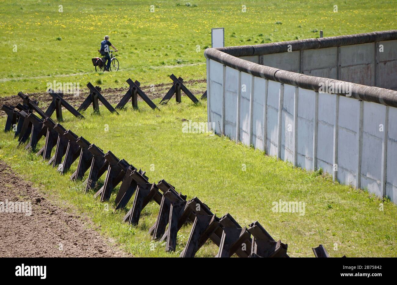 Grenzdenkmal Hoetensleben, ehemalige Grenzbefestigungen der DDR in Hoetensleben, der heutigen Landesgrenze zwischen Sachsen-Anhalt und Niedersachsen. In diesem Jahr, am 9. November 2019, wird der Fall der Berliner Mauer zum 30. Jahrestag ihres Falls. [Automatisierte Übersetzung] Stockfoto
