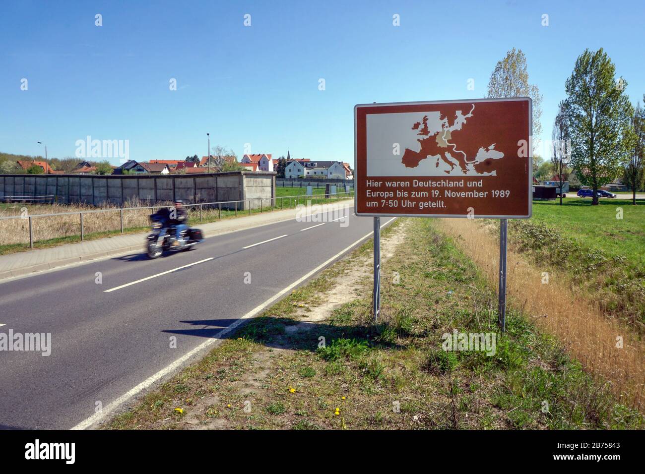 Grenzdenkmal Hoetensleben, ehemalige Grenzbefestigungen der DDR in Hoetensleben, der heutigen Landesgrenze zwischen Sachsen-Anhalt und Niedersachsen. In diesem Jahr, am 9. November 2019, wird der Fall der Berliner Mauer zum 30. Jahrestag ihres Falls. [Automatisierte Übersetzung] Stockfoto
