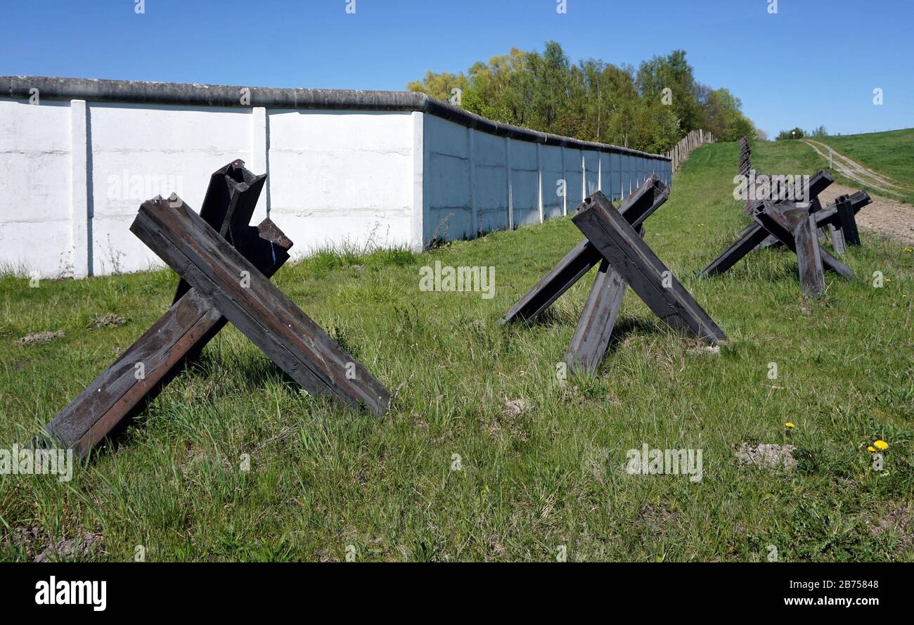 Grenzdenkmal Hoetensleben, ehemalige Grenzbefestigungen der DDR in Hoetensleben, der heutigen Landesgrenze zwischen Sachsen-Anhalt und Niedersachsen. In diesem Jahr, am 9. November 2019, wird der Fall der Berliner Mauer zum 30. Jahrestag ihres Falls. [Automatisierte Übersetzung] Stockfoto
